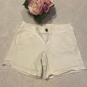 American Eagle Outfitters Super Stretch Size 4 White Shorts Pre-Owned